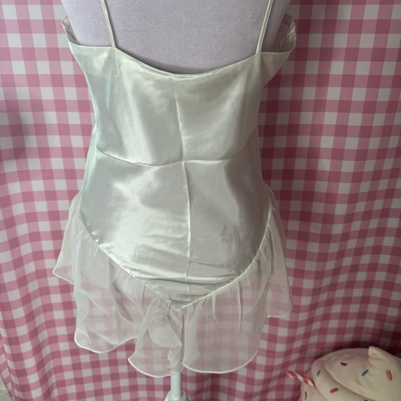 Victorias Secret Vintage Gold Label White Satin Slip Size M in EUC 🪽🎀 - Picture 4 of 6
